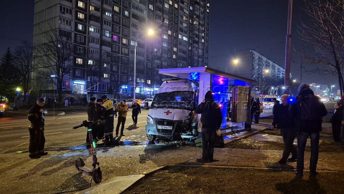 Скорая влетела в остановку