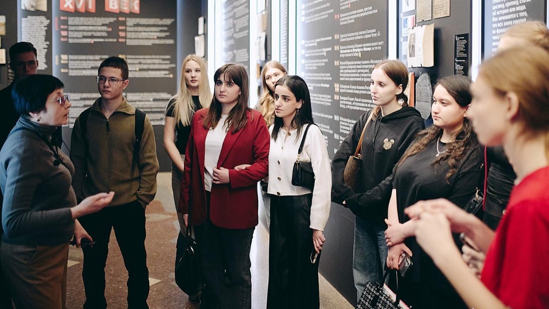 На ВДНХ прошла встреча московской молодежи с Героем России и участниками СВО