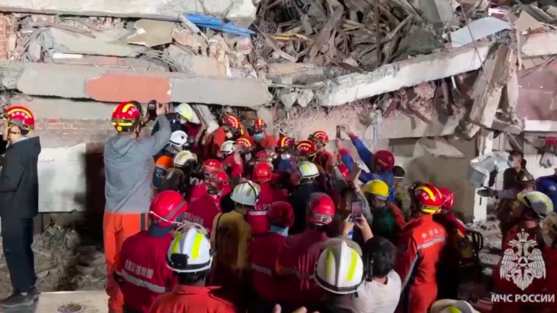 Российские и китайские спасатели вытащили женщину из-под завалов в Мьянме