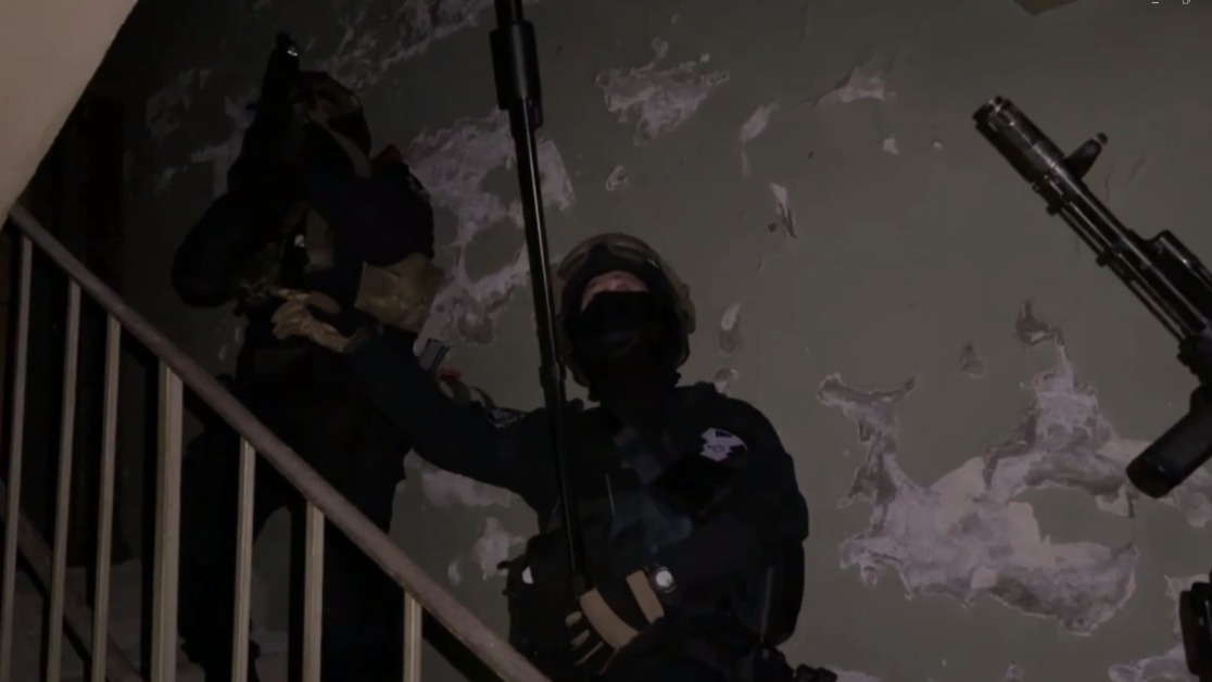 Штурм здания в Мурманске, откуда стрелял неизвестный, сняли на видео