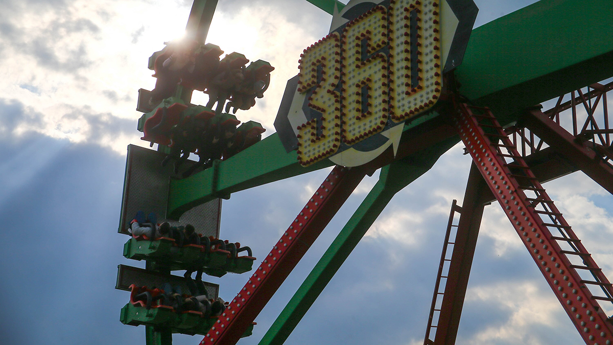 «112»: Люди повисли вниз головами из-за поломки аттракциона в Ставрополе