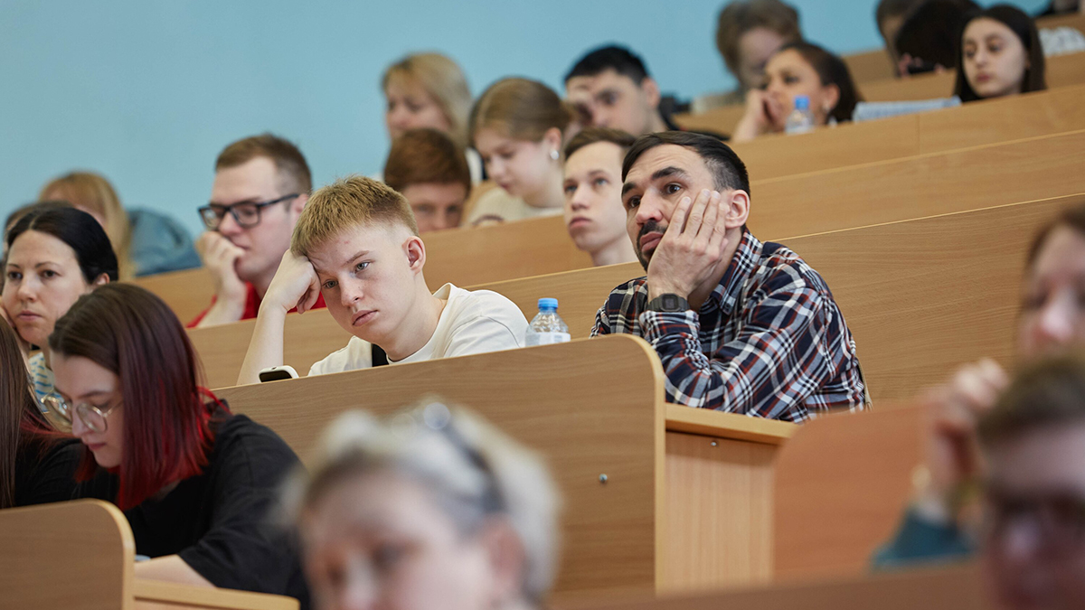 В Госдуме призвали платить повышенную зарплату выпускникам с красным дипломом