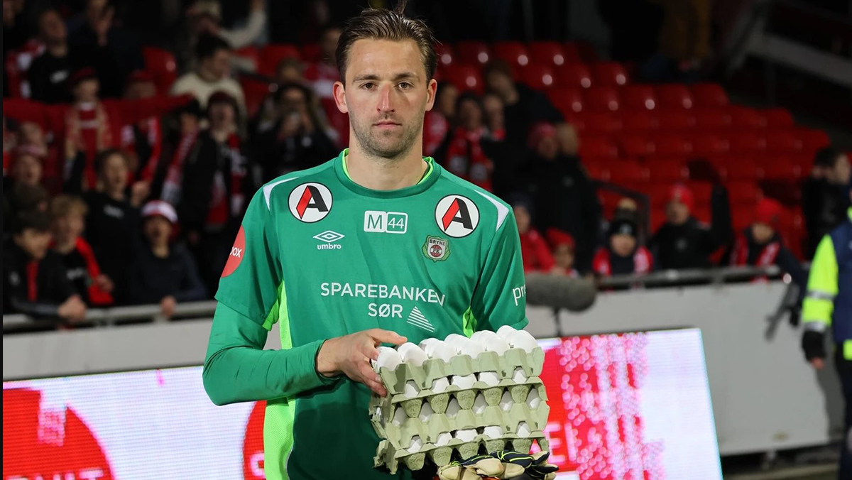 Норвежский футболист в качестве приза лучшему игроку получил четыре лотка яиц