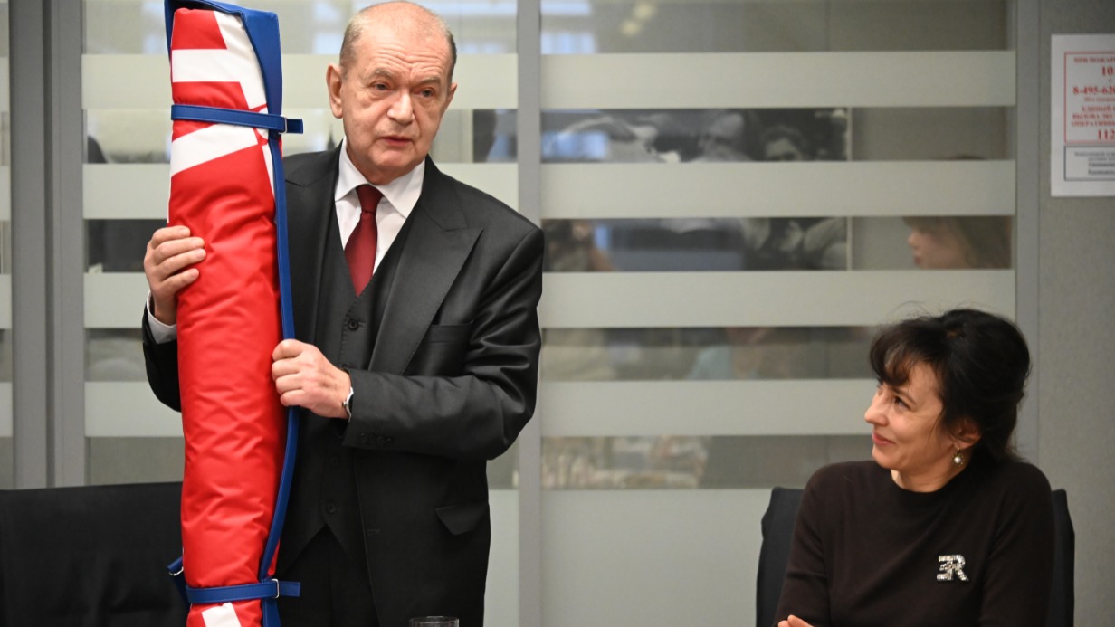 Главный редактор «Вечерней Москвы» Александр Куприянов и президент Федерации городошного спорта Надежда Павлова обсудили создание новой команды. В руках у Александра Ивановича — комплект для игры в городки. Этот набор пригодится сотрудникам газеты на тренировках