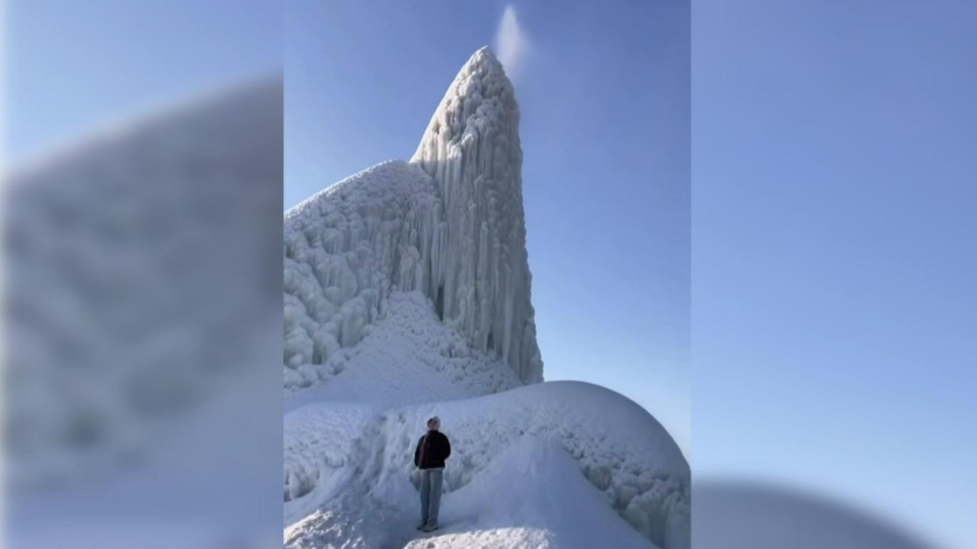 Ледяная гора появилась в Ростовской области из-за прорванного трубопровода