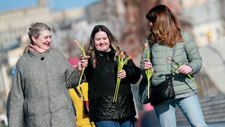 Можно ли женщинам поздравлять друг друга с 8 Марта