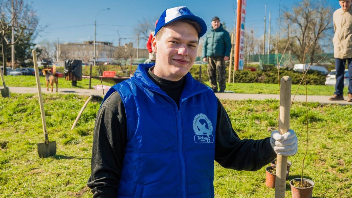 «Волонтер Победы» и лидер территориальной организации движения «Молодая Гвардия» в Кишиневе Владислав Клампа высаживает в столице Молдовы деревья в память о погибших советских солдатах