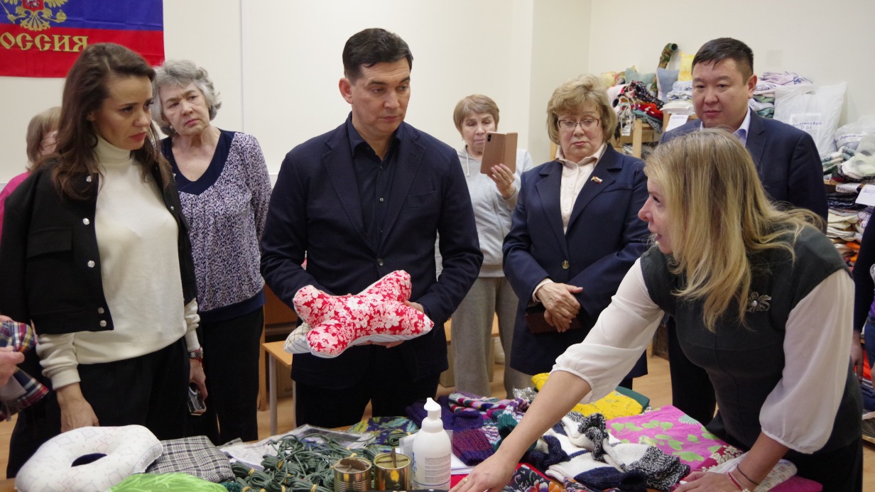 Префект Северо-Восточного округа Сергей Мельников вместе с координатором окружной команды волонтеров СВАО Яной Воробьевой обсуждают с волонтерами их работу в штабе. Здесь изготавливают и собирают вещи, необходимые бойцам на передовой