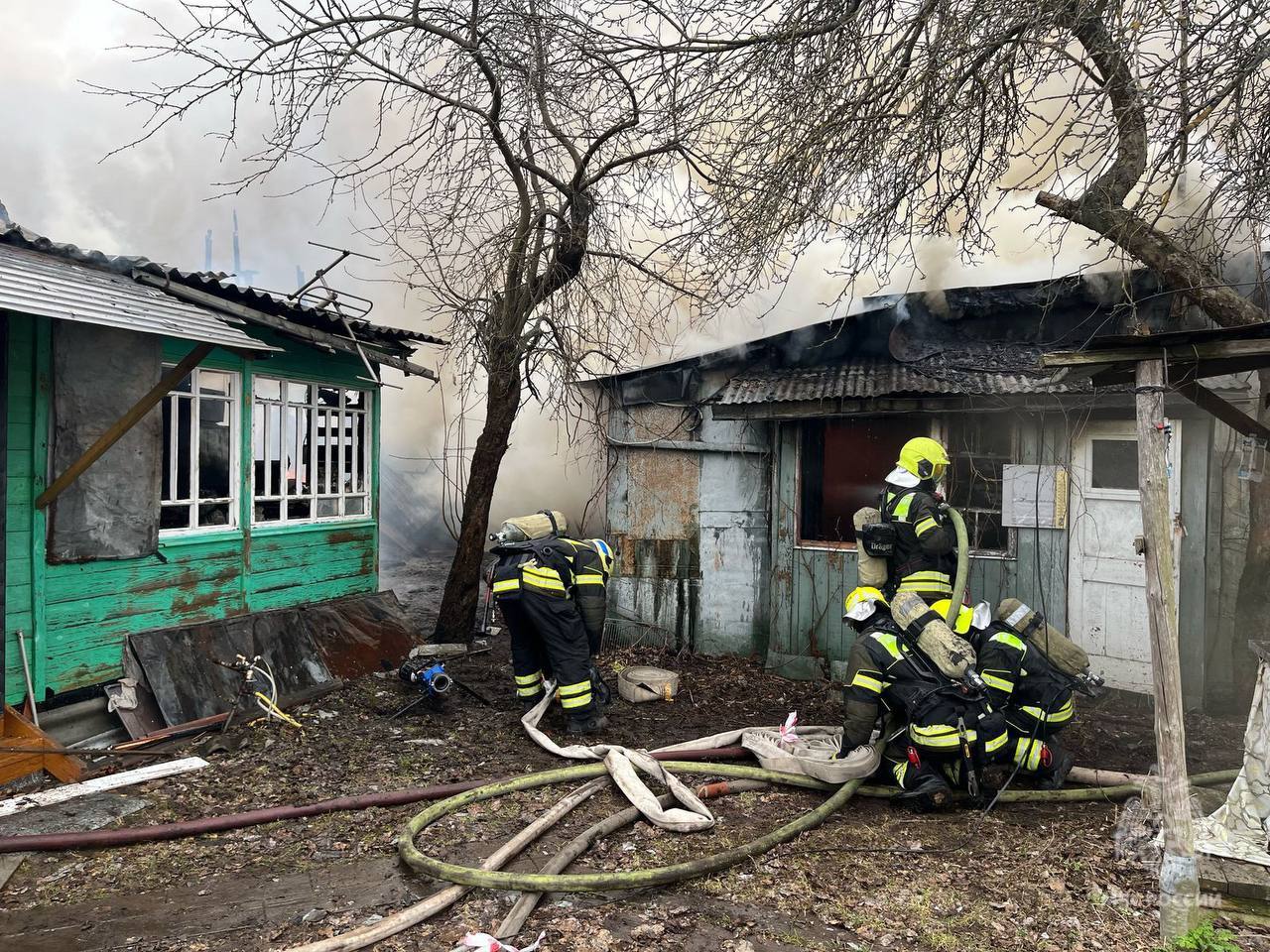 Двухэтажный дом и две постройки загорелись на северо-западе Москвы