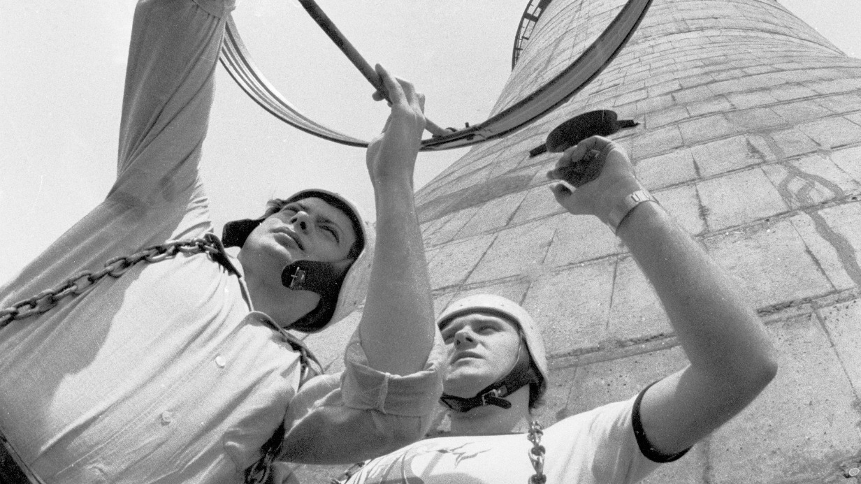 Метеослужба Останкинской телебашни проверяет состояние приборов, помогающих делать прогнозы погоды