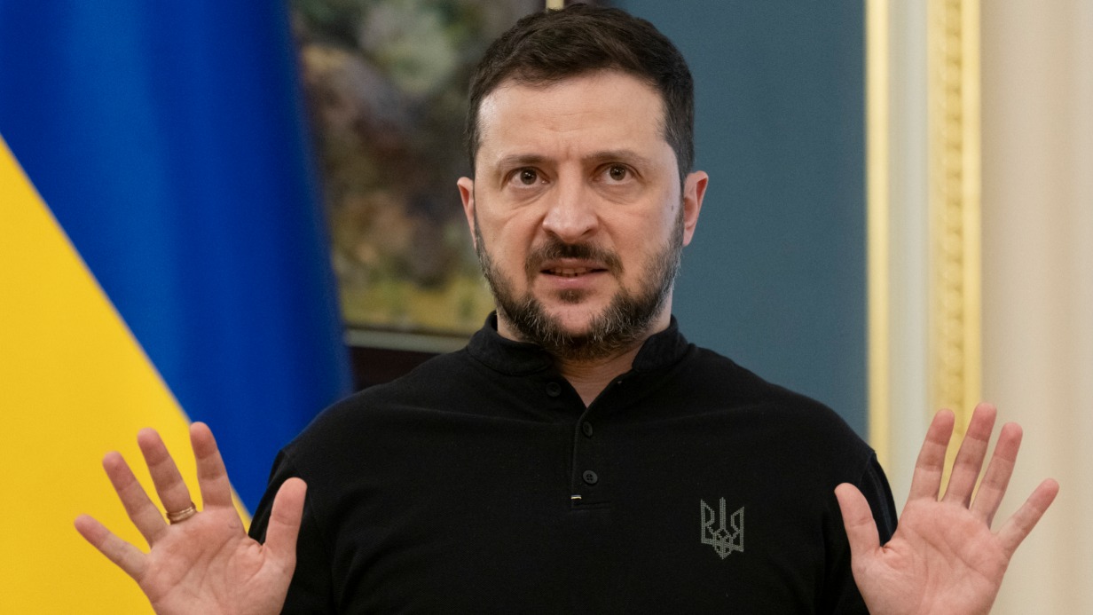 Изначально Владимир Зеленский заверял, что будет президентом только один срок. Правда, сегодня все чаще раздаются горькие шутки, что он никогда не уточнял, сколько будет длиться этот «один срок»