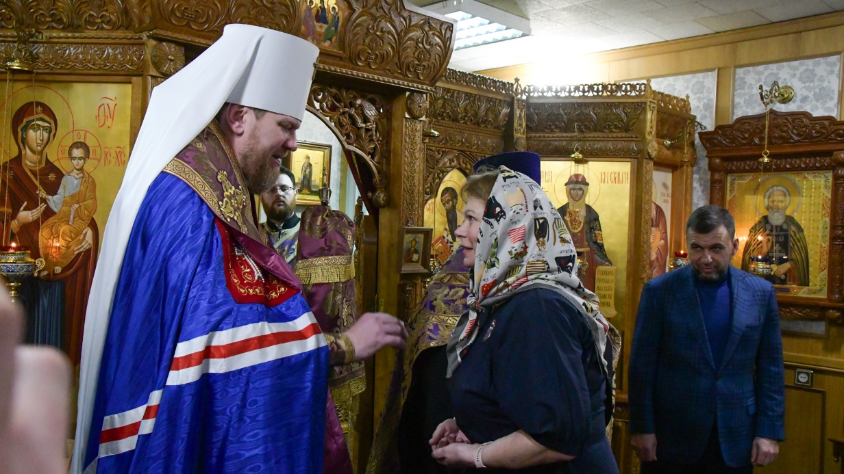 Митрополит Донецкий и Мариупольский Владимир провел молебен в храме Святой равноапостольной княгини Ольги в честь открытия Центра адресной помощи Патриаршей гуманитарной миссии в Донецке. На молебне присутствует глава Донецкой Народной Республики Денис Пушилин