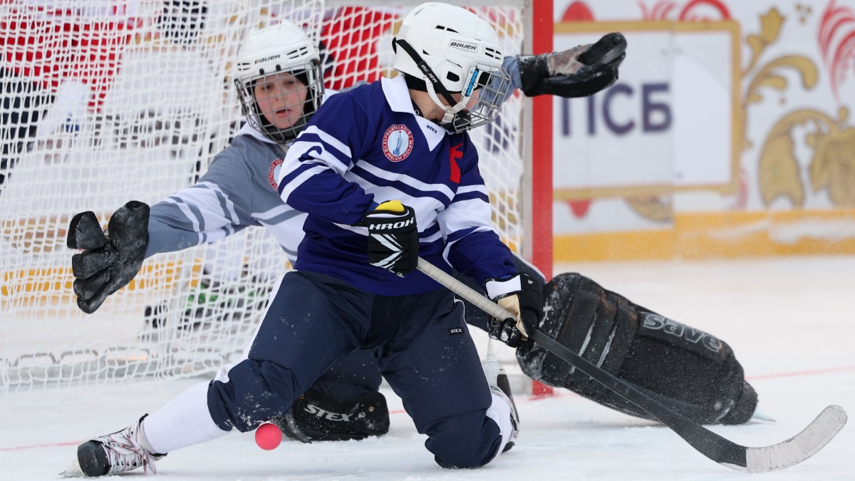 Горячий лед: в Москве стартует главный турнир по хоккею с мячом