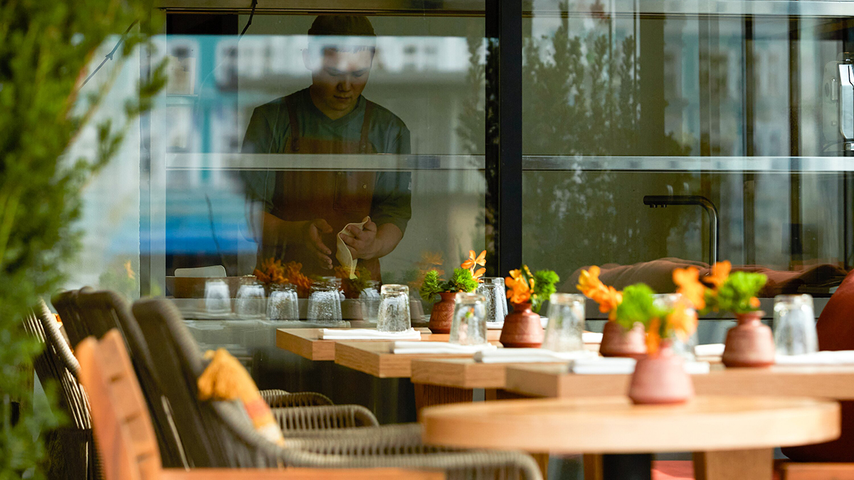 «Это грязно»: имам раскритиковал мужчин-официантов за обслуживание женщин