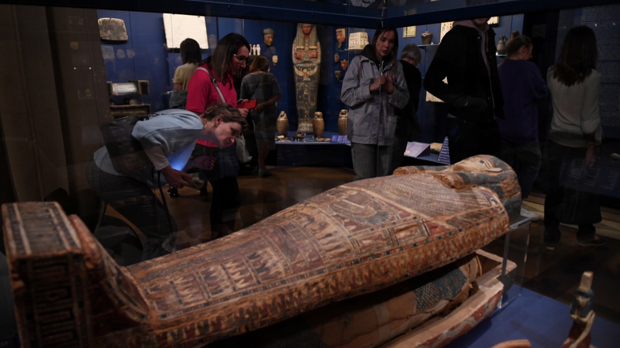 Посетители рассматривают древнюю мумию в ГМИИ имени А. С. Пушкина