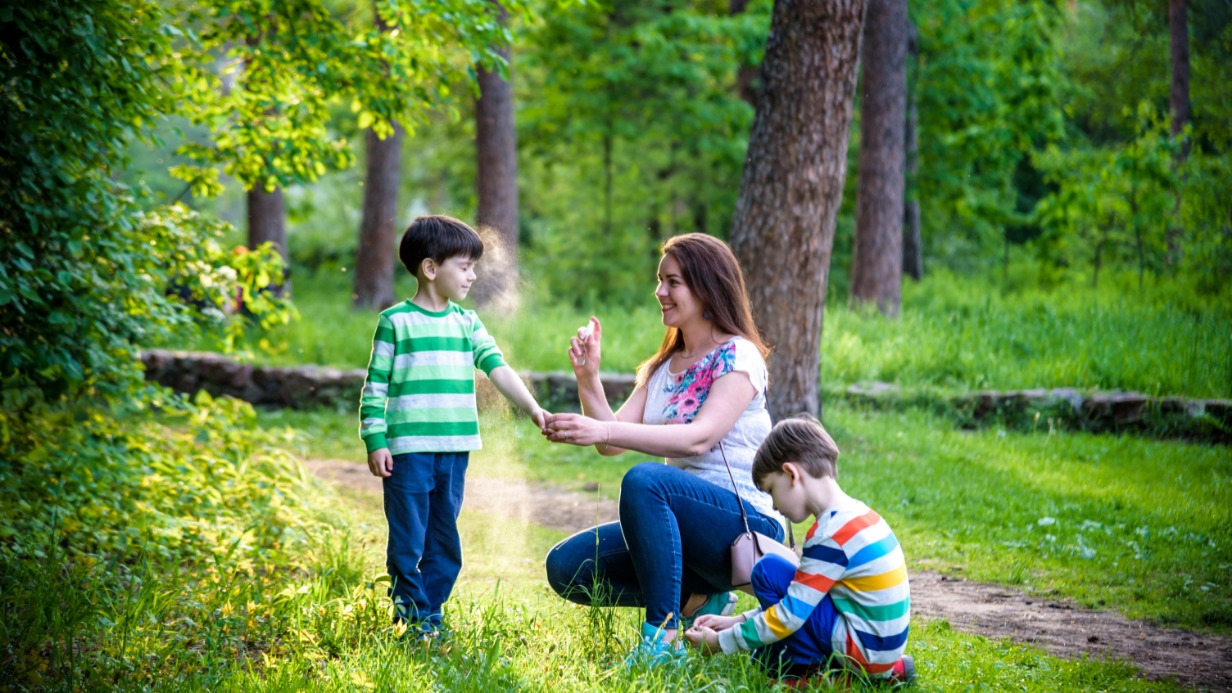 Спрей для защиты от клещей необходимо наносить не только на одежду, но и на кожу