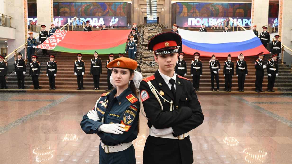 Кадеты школы № 491 Валерия Григорьева и Магомед Нурулаев участвуют в акции ко Дню единения народов Беларуси и России