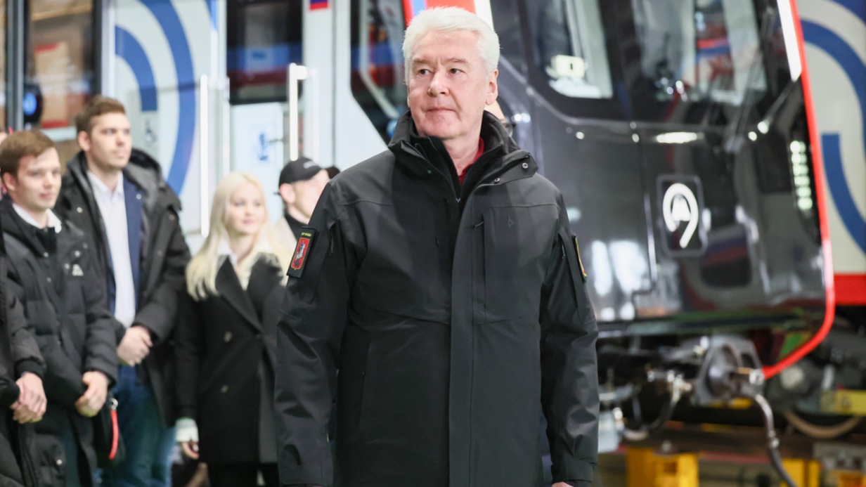 Мэр Москвы Сергей Собянин принял участие в запуске современного поезда «Москва-2020» в электродепо «Сокол» на Замоскворецкой линии. В нынешнем году на зеленую ветку метро выпустят более 200 вагонов «Москва-2024»