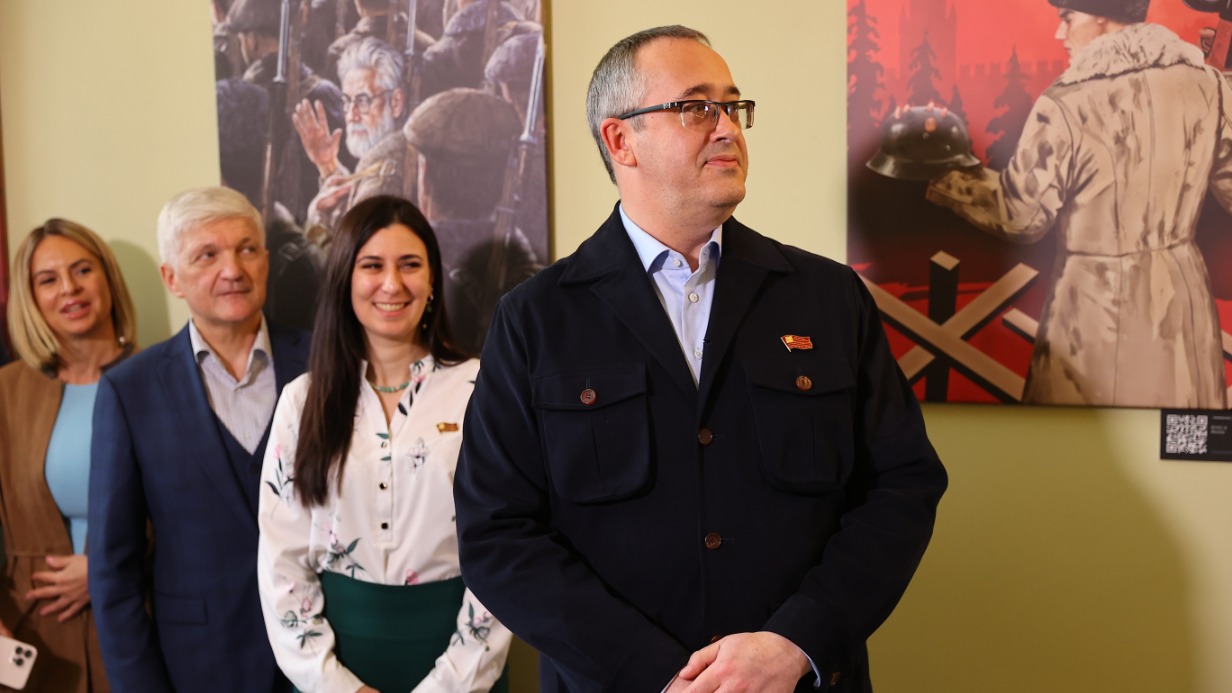 Депутаты Мосгордумы Светлана Акулова, Аркадий Корольков, Екатерина Раззакова и председатель Мосгордумы Алексей Шапошников открывают выставку арт-проекта «Журнал «Судьба» в историческом здании столичного парламента