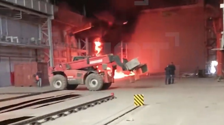 «Выходите!»: в Сети появились кадры из загоревшегося цеха с горючим в Петрозаводске