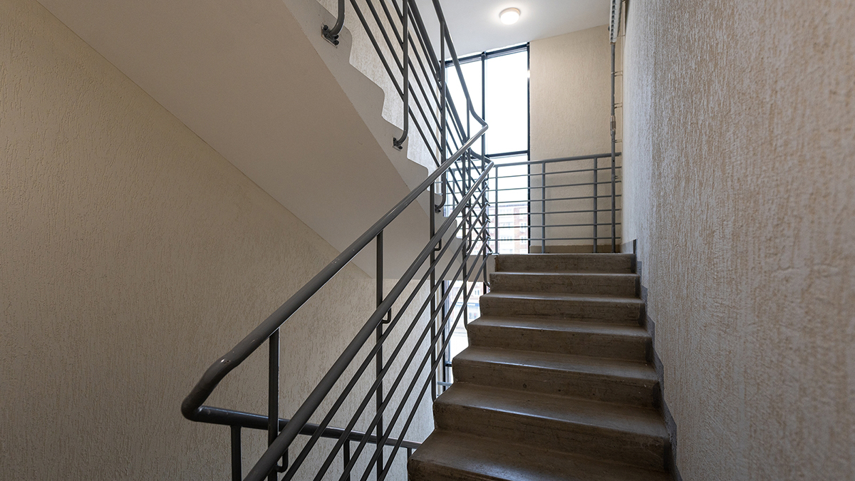 Москвичи пожаловались на соседа, который ходит голым и нападает на жильцов 