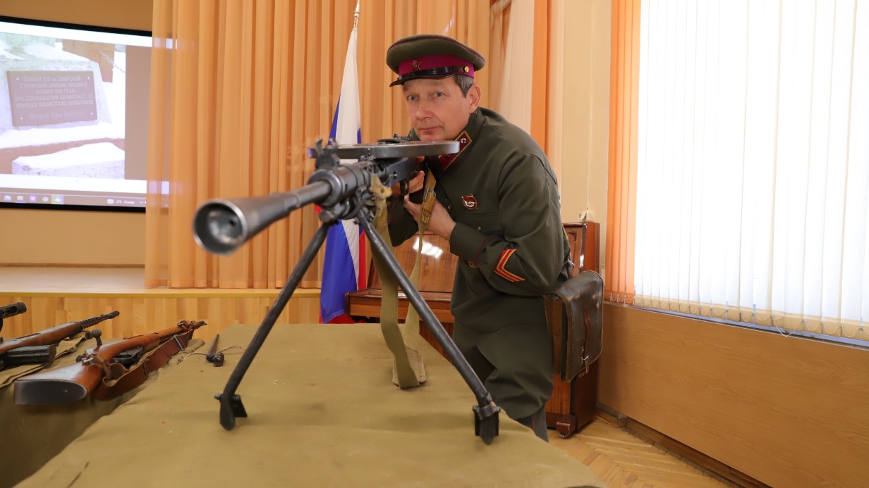 Военный историк Валерий Мыльников показывает школьникам пулемет Дегтярева ДП-27