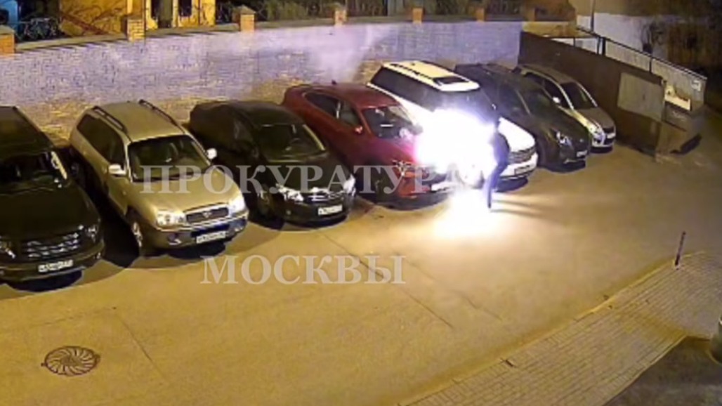Появилось видео поджога автомобилей на парковке в ВАО Москвы