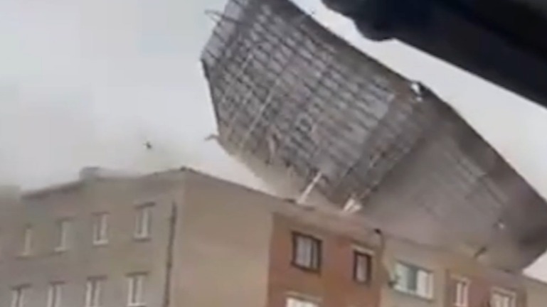 Снесенные крыши и 43 пожара: в Сети появились кадры урагана в Хакасии