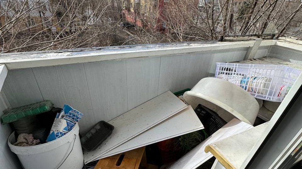 Пенсионерку в Красноярске сдуло с балкона ураганом