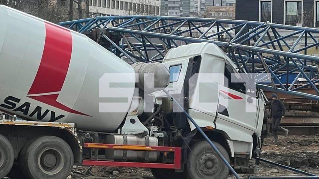 Башенный кран рухнул на бетономешалку и едва не убил ее водителя в Москве