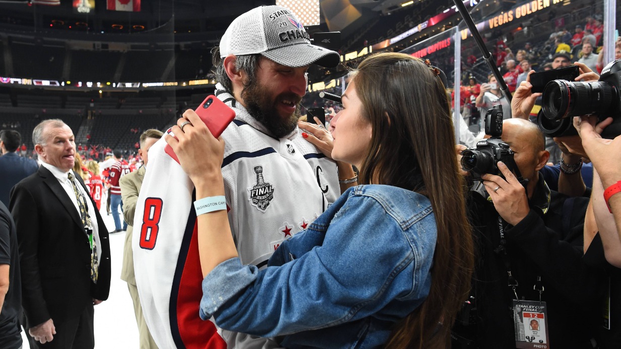 Лучший снайпер в истории НХЛ и красавица жена: история любви Овечкина и Шубской