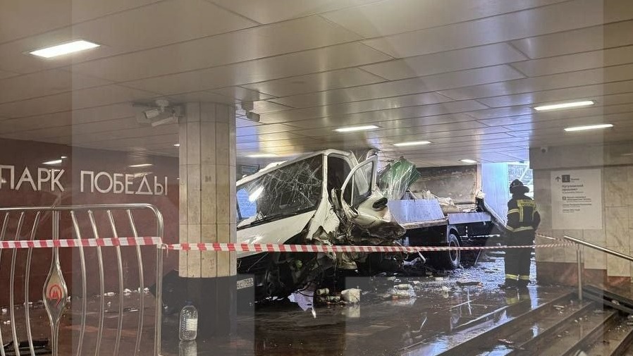 На станции метро «Парк победы» грузовая «газель» влетела в подземный переход