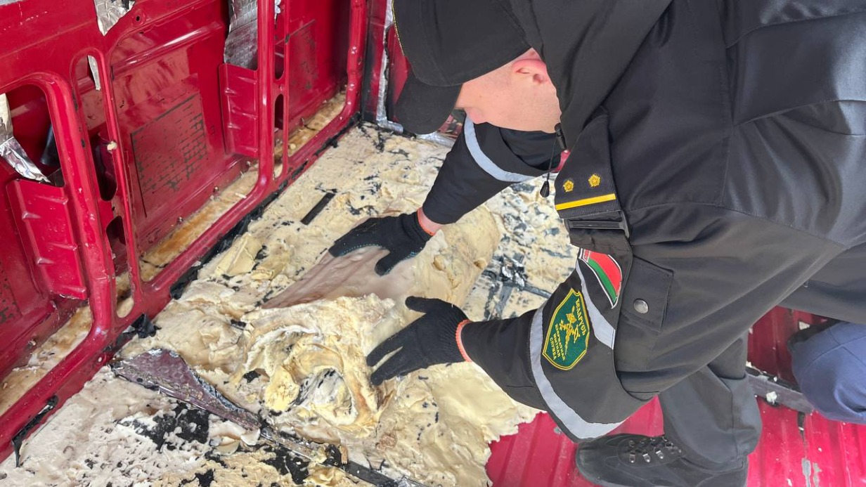 Грузовик с рекордной партией взрывчатки задержали в Беларуси: кто и зачем отправил его в РФ