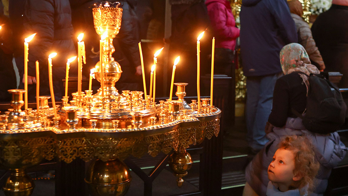 Благодатный огонь доставили на пасхальную службу в Москву