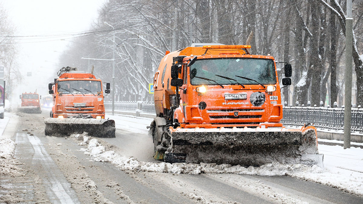 Столичные специалисты наблюдают за состоянием дорог во время снега