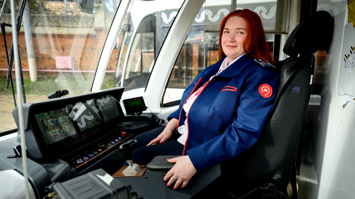 Водитель трамвая депо имени Русакова Наталия Бажина в кабине самого современного низкопольного состава «Витязь-Москва». Сегодня пассажиров перевозят более 500 таких транспортных средств. Власти планируют полностью обновить парк трамваев