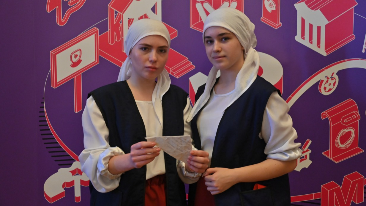 Участницы коллектива народного танца «Сапожок» Диана Сумбаева (слева) и Дарья Иванова готовятся к выступлению на фестивале «Московская студенческая весна»