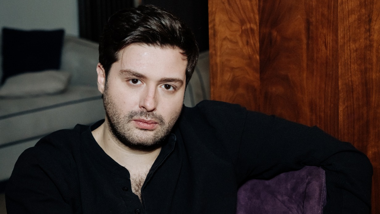 Кинорежиссер Илья Учитель, чья комедия «Батя 2. Дед», которая обыгрывает сразу три временных пласта, вышла в прокат в начале апреля