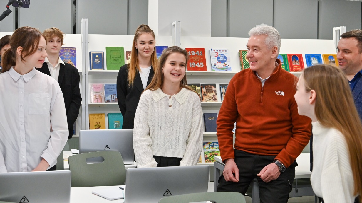 Мэр Москвы Сергей Собянин пообщался с учениками новой школы № 2122. В открывшемся здании оборудовали универсальные и специализированные кабинеты, информационный центр с медиатекой, ИТ-полигон. Как и все столичные школы, эта подключена к МЭШ