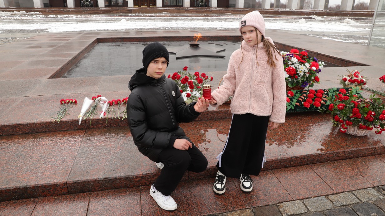 Участники лагерной смены «Весна Побед» Илья Балахонов и Валерия Тихонова со свечой, которую каждый понедельник зажигают в знак памяти героев Великой Отечественной войны