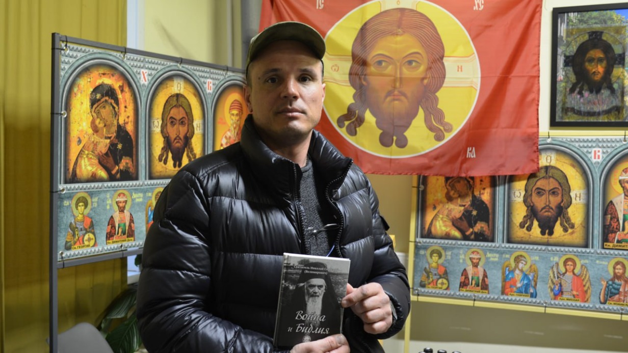 Боец в православном уголке пункта на улице Яблочкова: тут военнослужащие могут почитать религиозную литературу