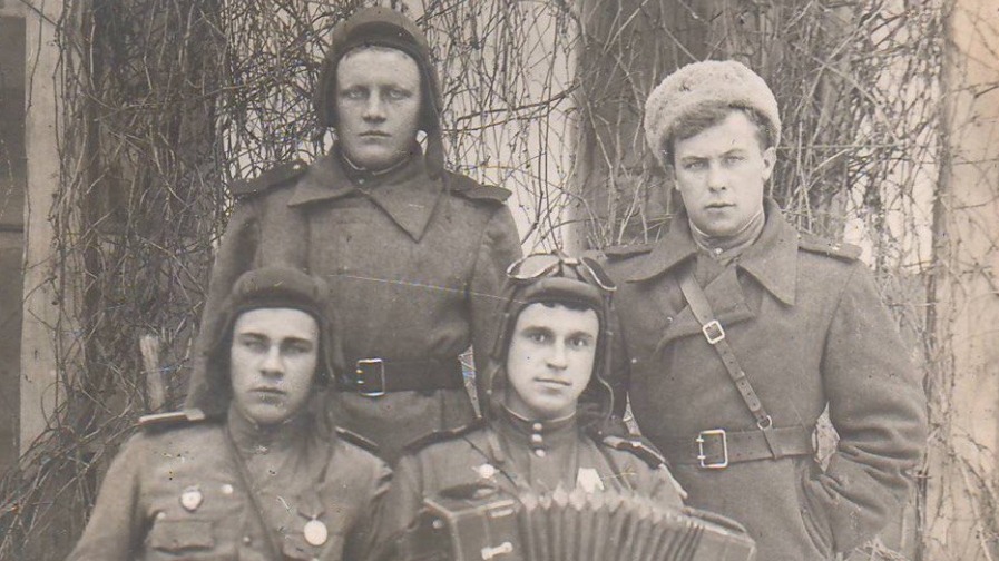 Николай Петрович Лифатов (на переднем плане, справа) играет на гармони в компании своих сослуживцев из танкового корпуса