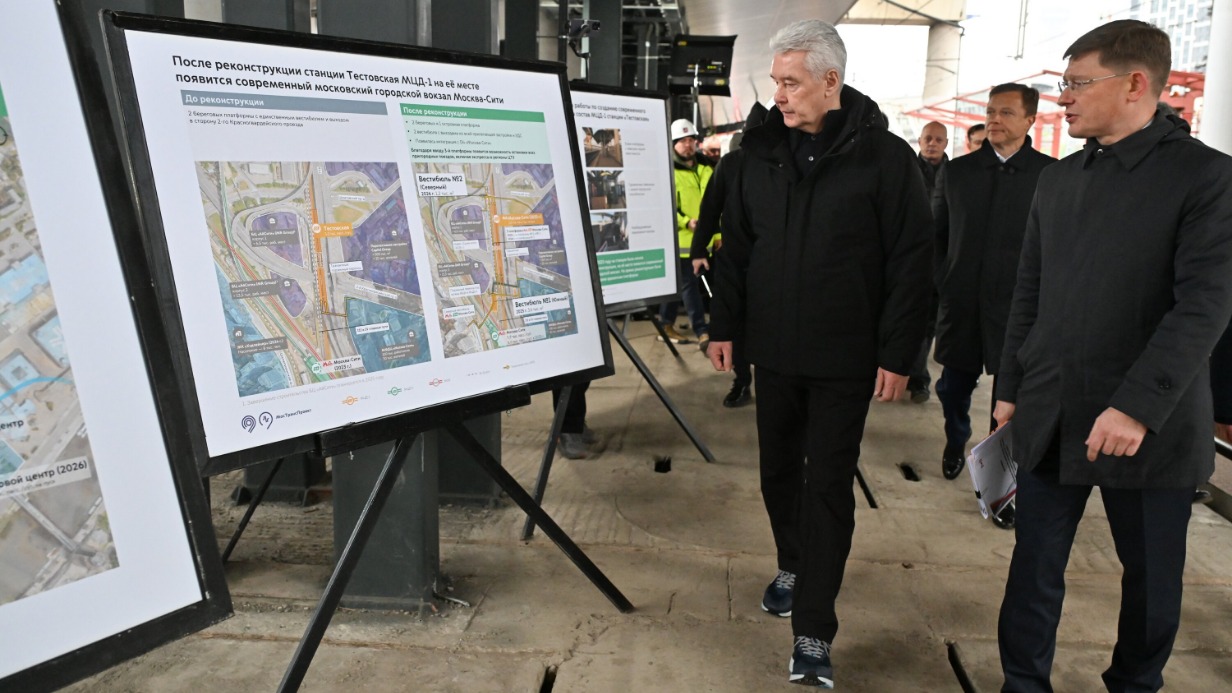 Мэр Москвы Сергей Собянин (слева) и заместитель генерального директора РЖД Андрей Макаров во время осмотра московского городского вокзала «Москва-Сити» МЦД-1