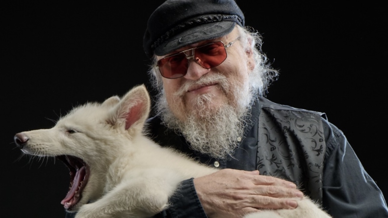 Автор «Игры престолов» Джордж Мартин сфотографировался с воскрешенным лютоволком