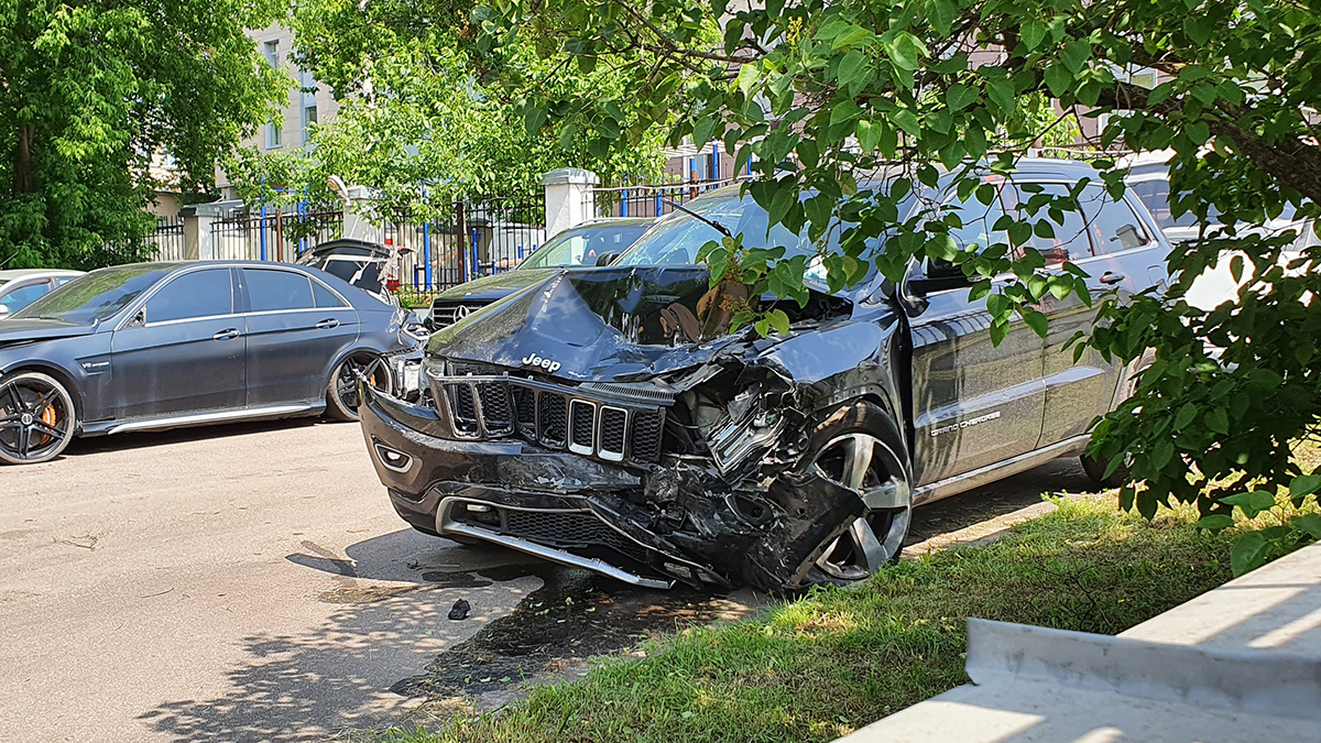 Что произошло с автомобилем Ефремова после ДТП