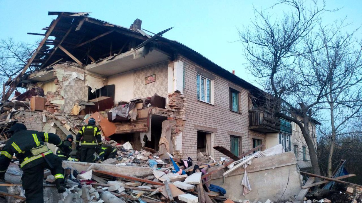 МЧС: Из-под завалов рухнувшего здания в селе Новополтавка достали людей