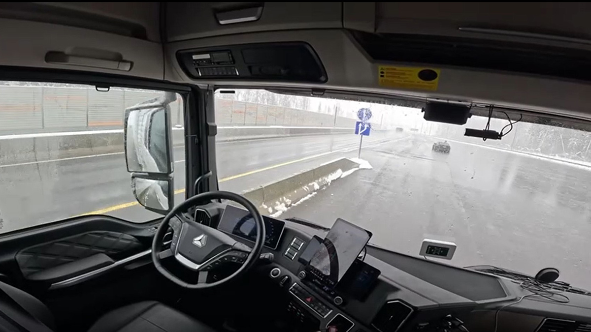 Движение беспилотных грузовиков запустили на ЦКАД