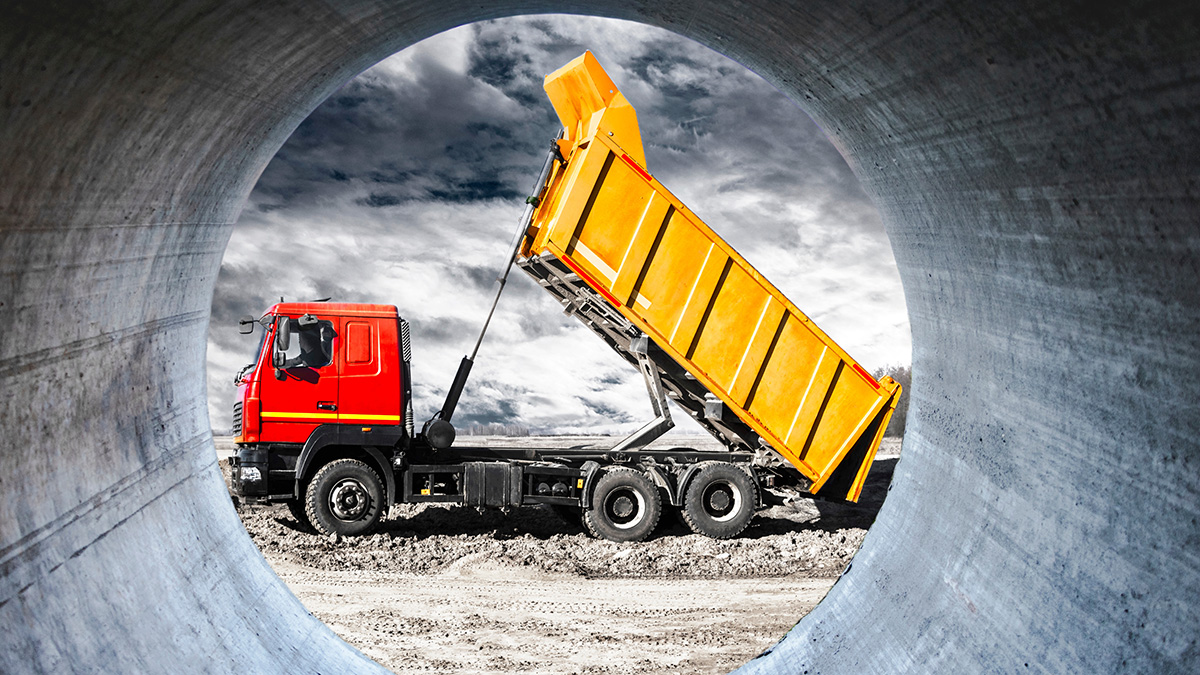 Полицейские оштрафовали водителя самосвала, устроившего дрифт в Москве