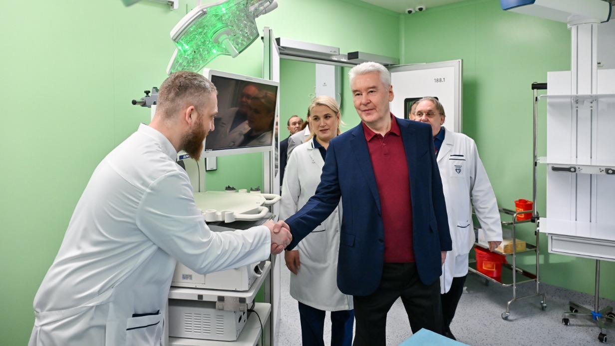 Мэр Москвы Сергей Собянин (в центре) пообщался со специалистами приемного отделения Городской клинической больницы № 24. После проведенной реконструкции здесь оказывают экстренную медицинскую помощь на качественно новом уровне. В отделении внедрен принцип цифровой клиники