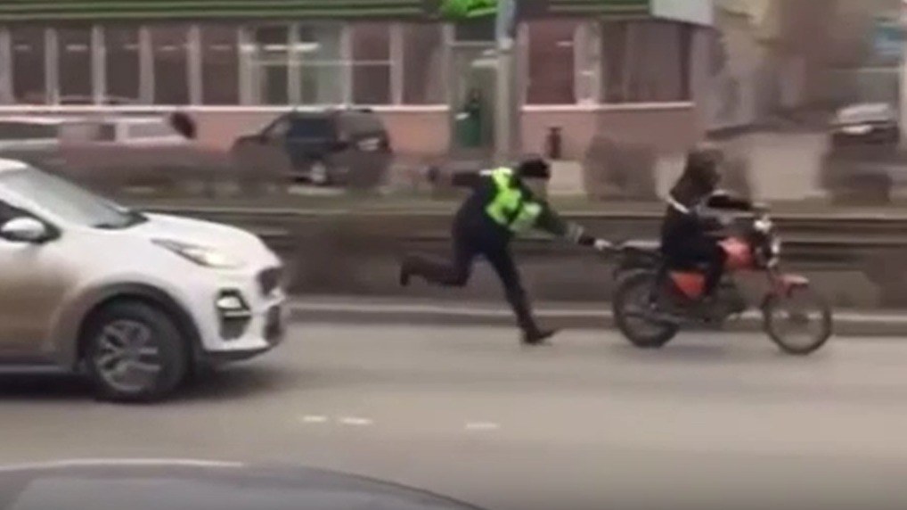 Полицейский в Барнауле догнал байкера и сбил его с мотоцикла руками